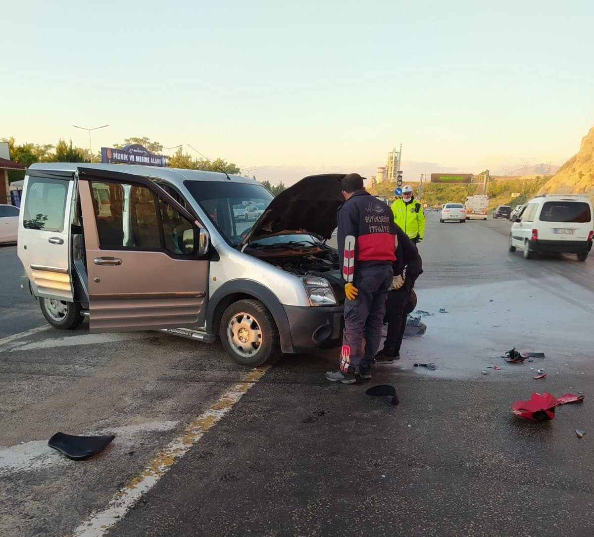 i Van'da motosiklet ile kamyonet çarpıştı: 2 yaralı