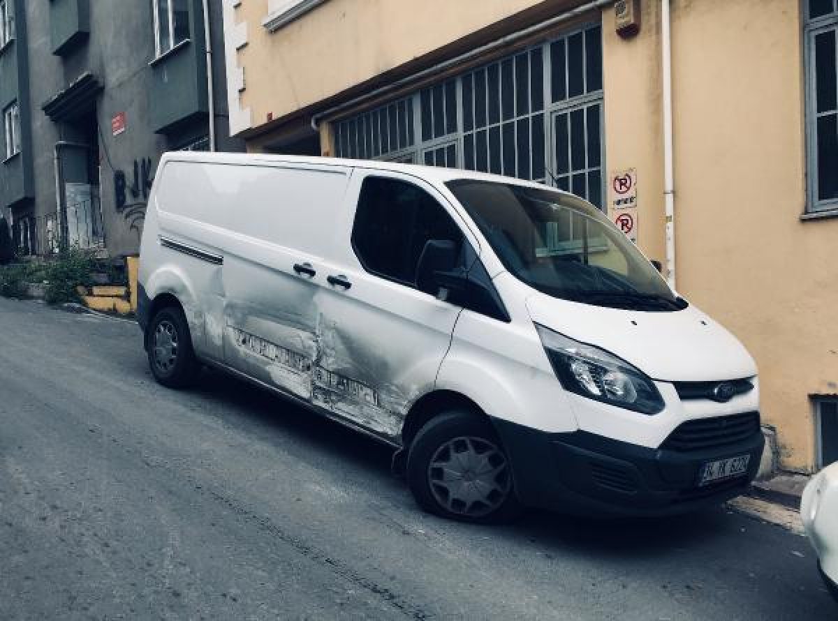 d Beyoğlu'nda kaza yapan araç tehlike saçtı