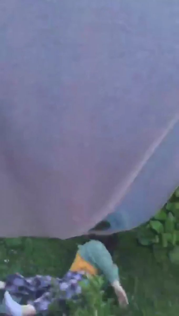 Balkondan sarkan kızın, düşme anı kamerada