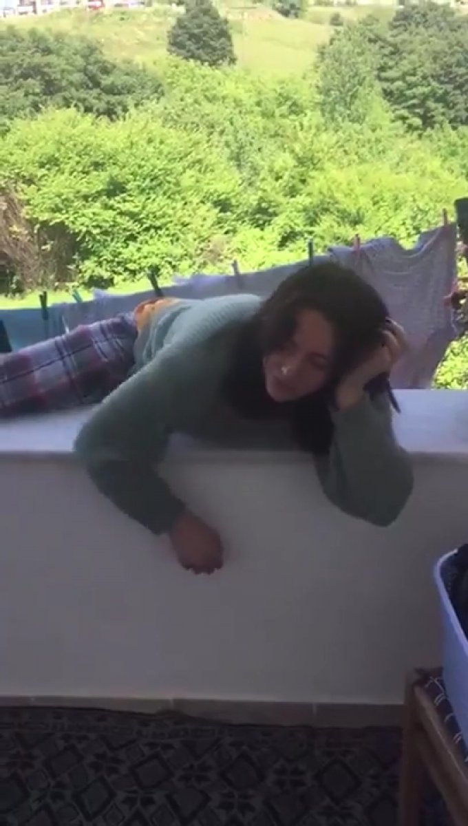 Balkondan sarkan kızın, düşme anı kamerada