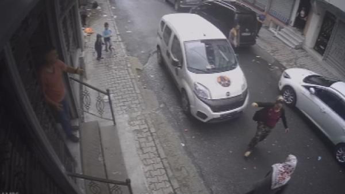 d Sokağa aniden fırlayan çocuğa hafif ticari araç çarptı