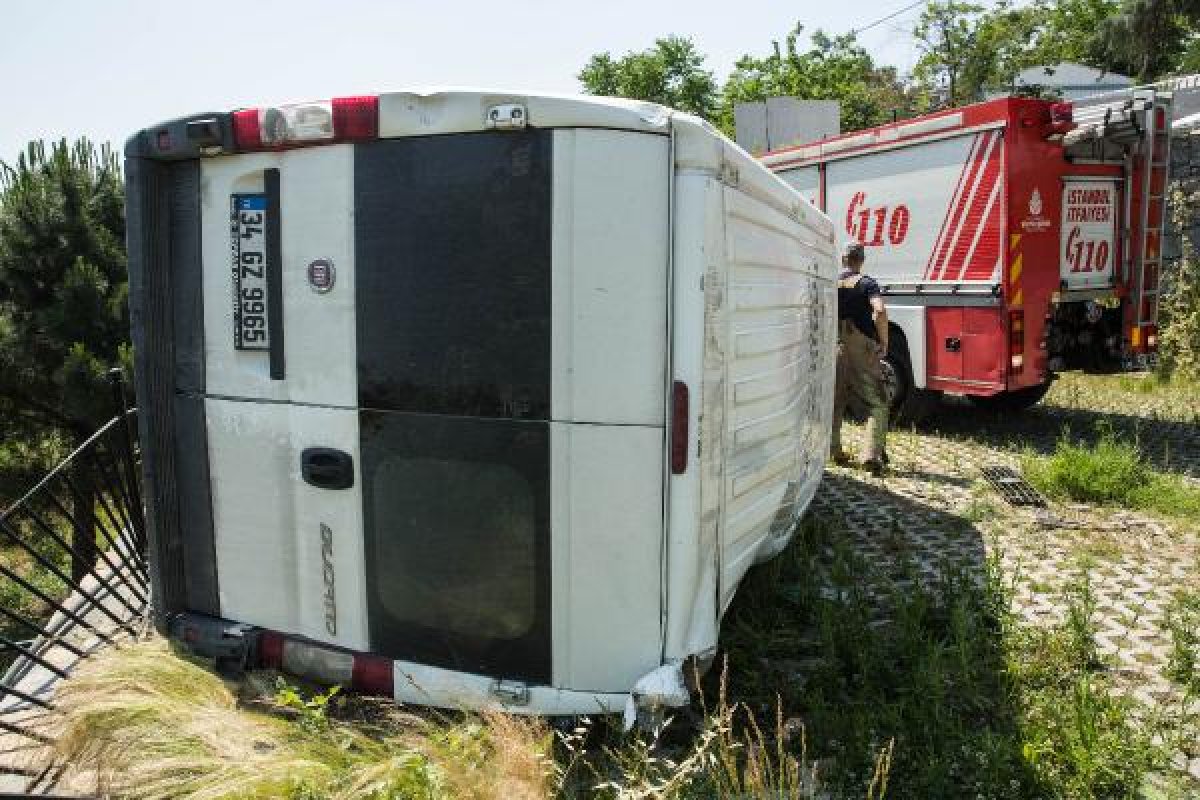 d Gaziosmanpaşa'da ekmek minibüsü 5 metreden aşağı düştü