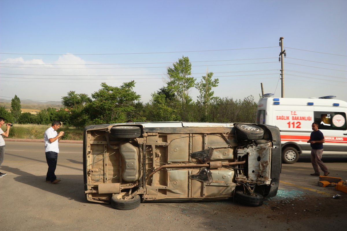 Bisikletli çocuğa çarpmamak için otomobiliyle takla attı