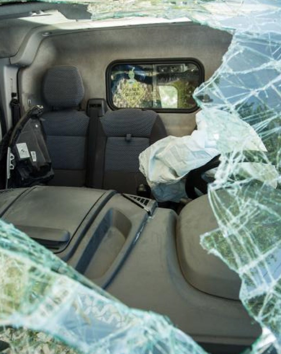 d Gaziosmanpaşa'da ekmek minibüsü 5 metreden aşağı düştü