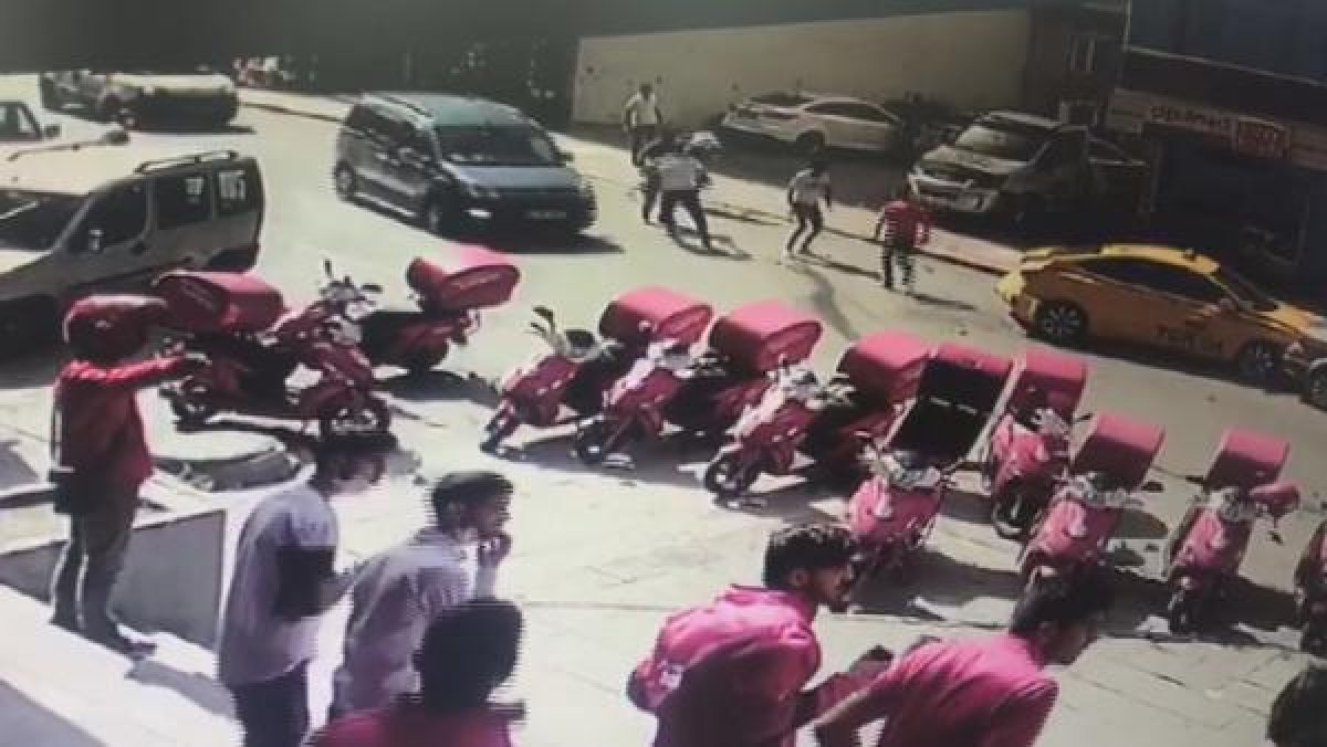 Esenyurt'ta, park halindeki taksiye çarpıp kaçan sürücü