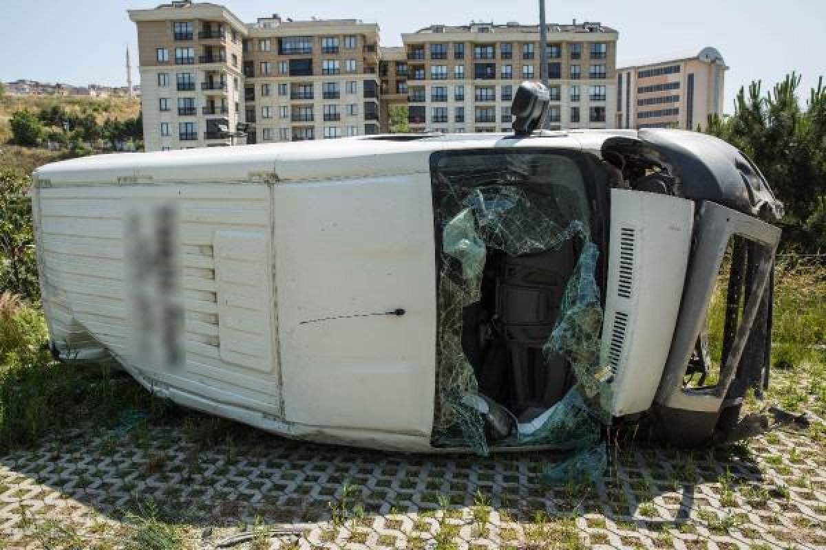 d Gaziosmanpaşa'da ekmek minibüsü 5 metreden aşağı düştü
