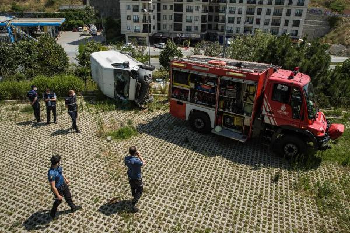 d Gaziosmanpaşa'da ekmek minibüsü 5 metreden aşağı düştü