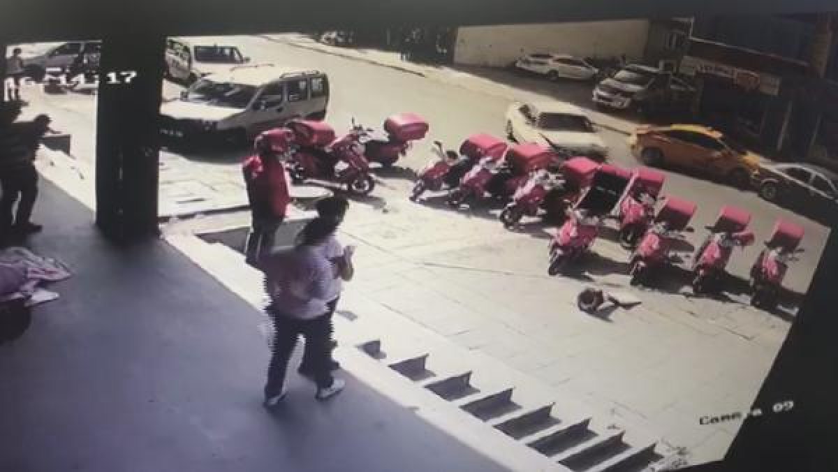 Esenyurt'ta, park halindeki taksiye çarpıp kaçan sürücü