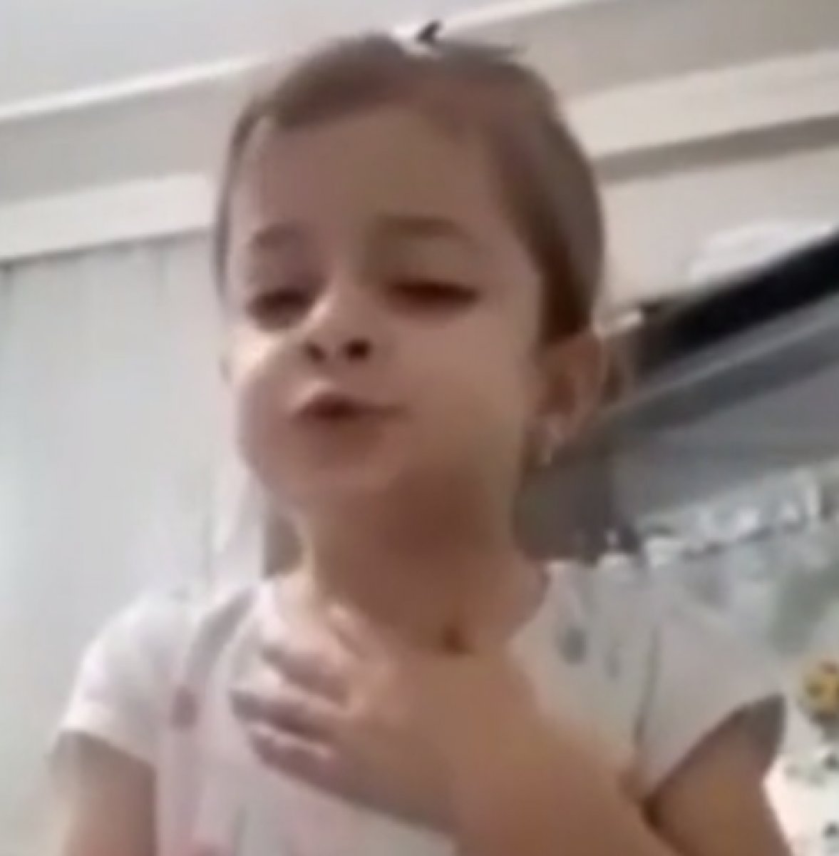 Kötü yorumlara kızan minik YouTuber