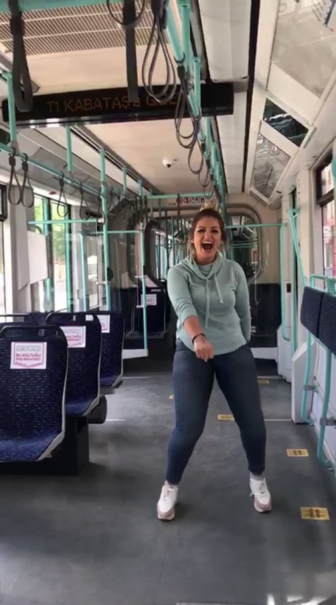 İstanbul'da fitness eğitmeni, tramvayda zumba yaptı