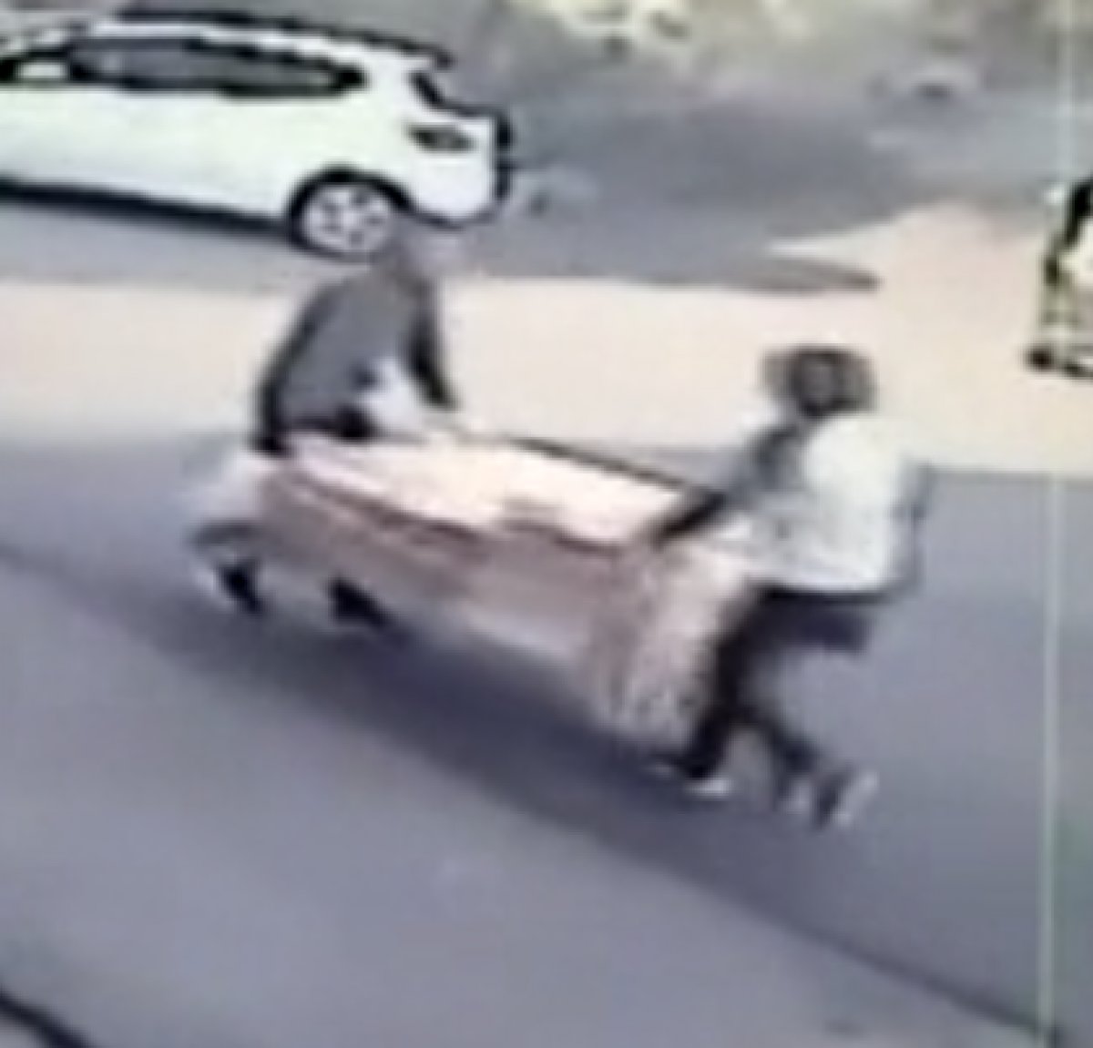 i Ataşehir’de evden televizyon ve bilgisayar çalan iki kişi