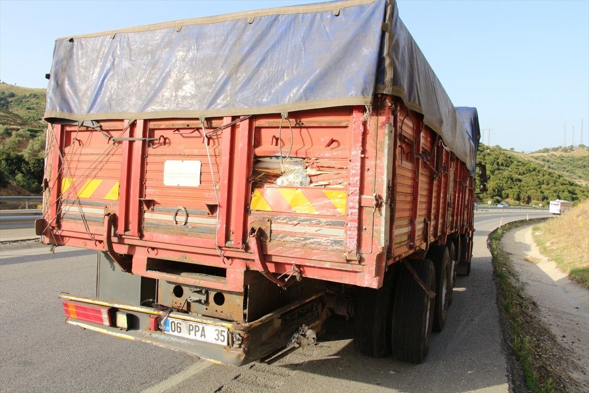 a Manisa'da minibüs kamyona çarptı: 4 yaralı