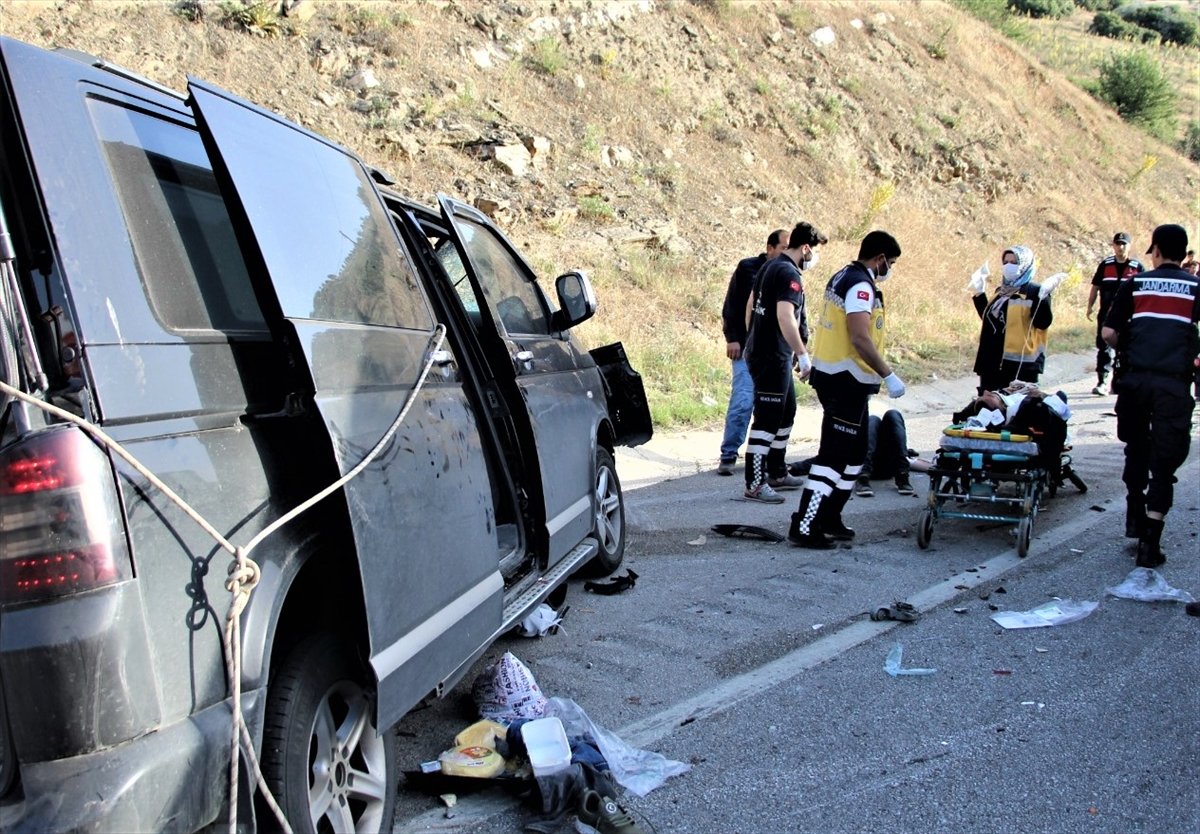 a Manisa'da minibüs kamyona çarptı: 4 yaralı