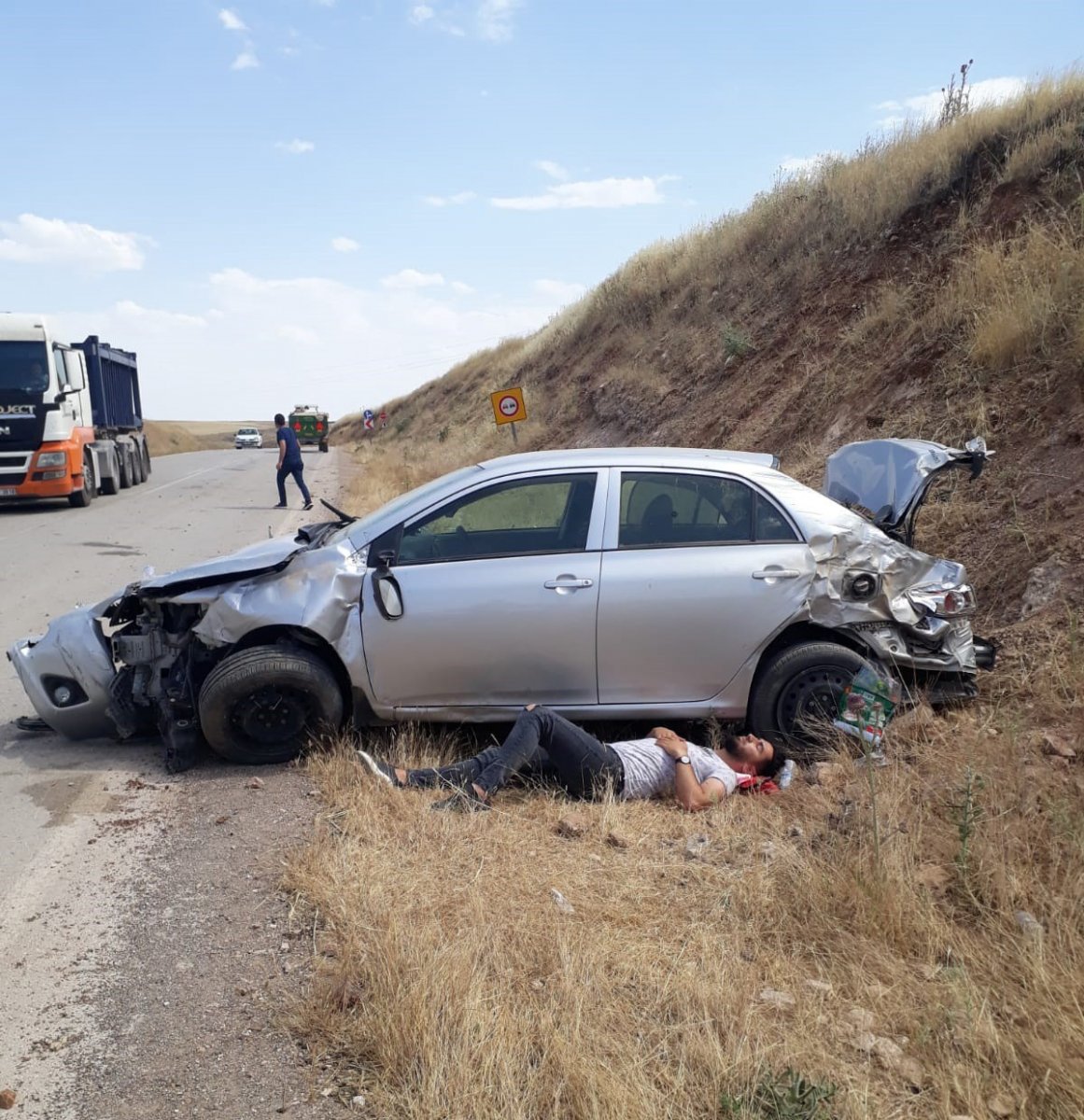 Lastiği patlayan araç şarampole yuvarlandı: 1 yaralı