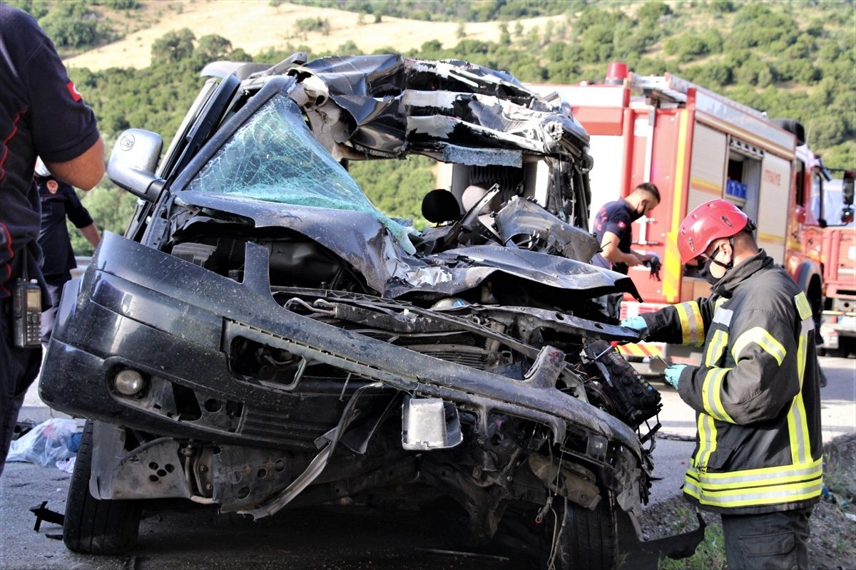 a Manisa'da minibüs kamyona çarptı: 4 yaralı