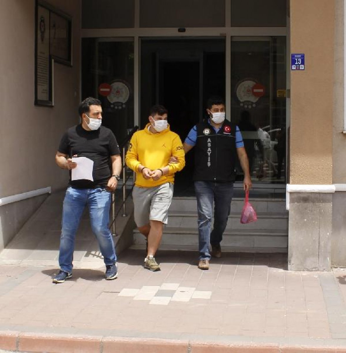 dha Çanakkale'de çaldığı altınları bozduramayınca, yakalandı