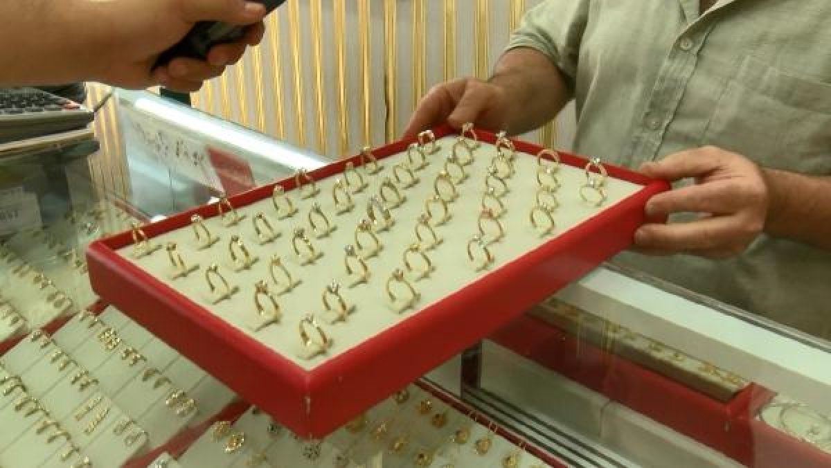 d Kartal'da biber gazı sıkarak yüzük tablası çaldı