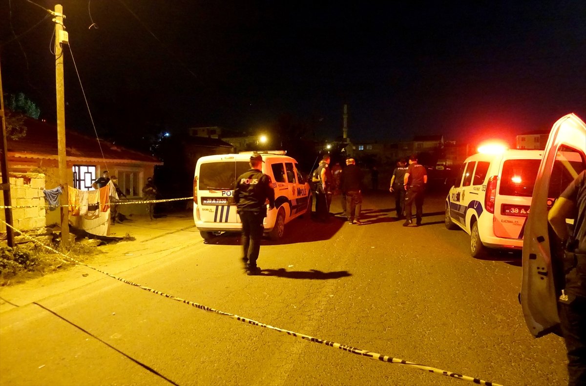 a Birlikte yaşayan çiftin yakınları polise saldırdı