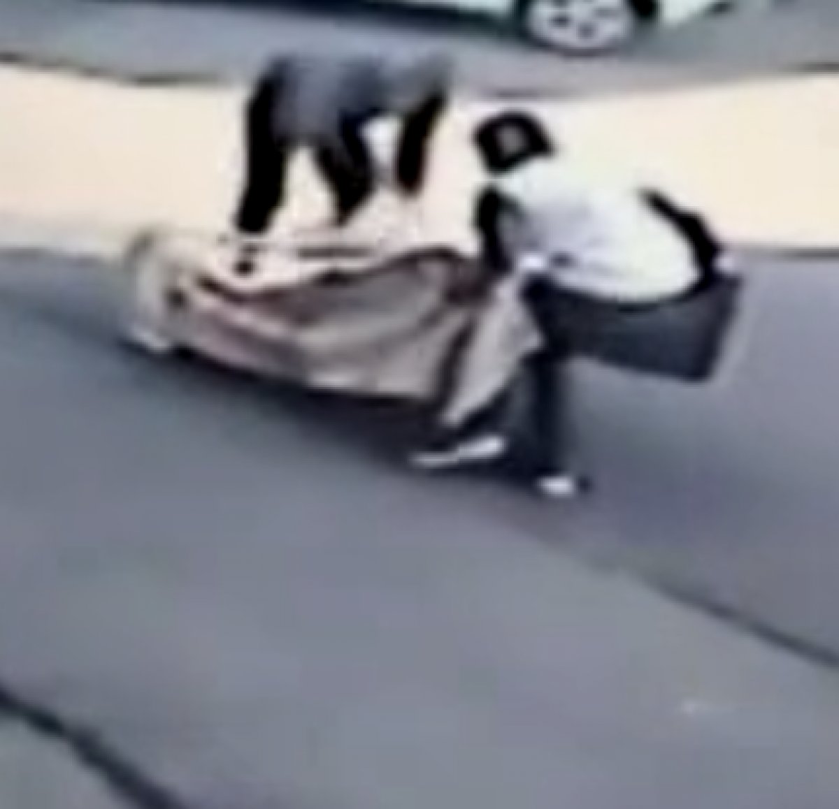 i Ataşehir’de evden televizyon ve bilgisayar çalan iki kişi