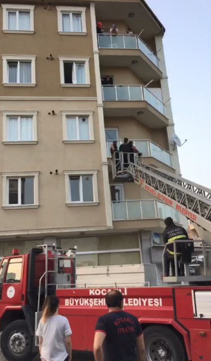 i Kocaeli'de annesini darbederek rehin aldı