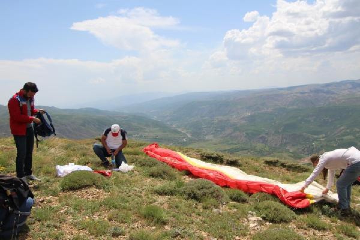 Bingöl'de terörle anılan dağ, paraşütçülerin merkezi oldu