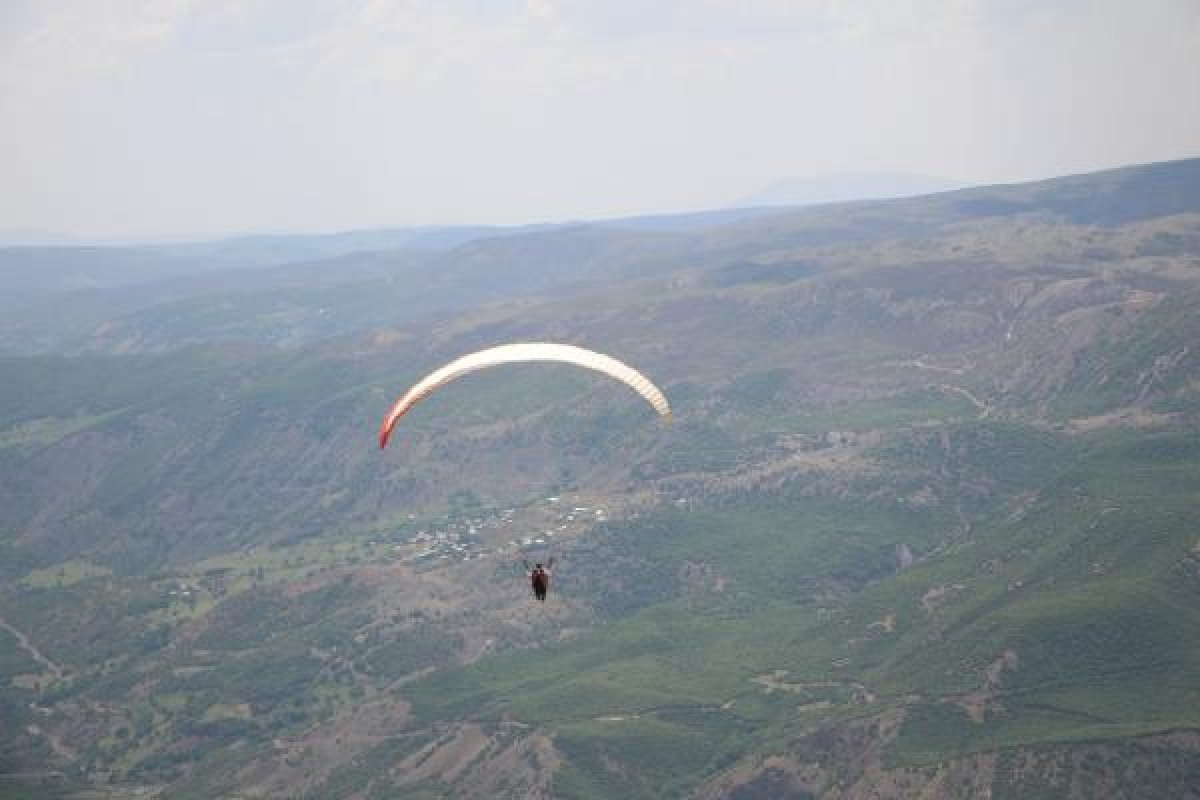 Bingöl'de terörle anılan dağ, paraşütçülerin merkezi oldu