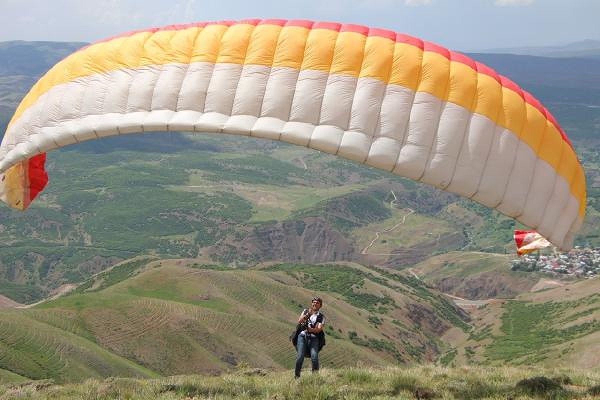 Bingöl'de terörle anılan dağ, paraşütçülerin merkezi oldu