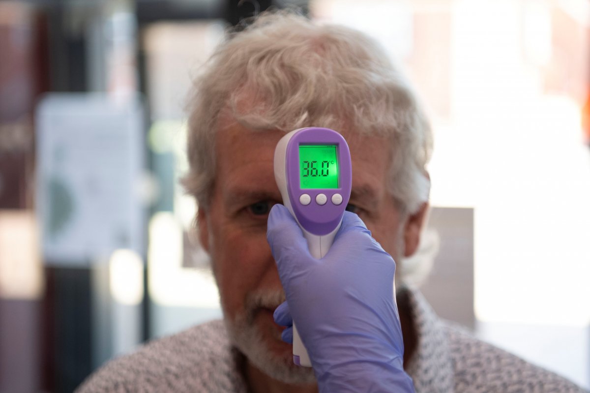 r İngiltere Başbakanı Johnson: Bekarlar evlerde buluşabilir