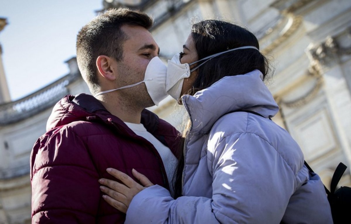 İngiltere Başbakanı Johnson: Bekarlar evlerde buluşabilir