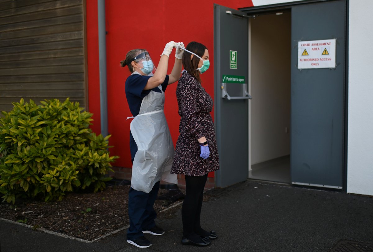 r İngiltere Başbakanı Johnson: Bekarlar evlerde buluşabilir