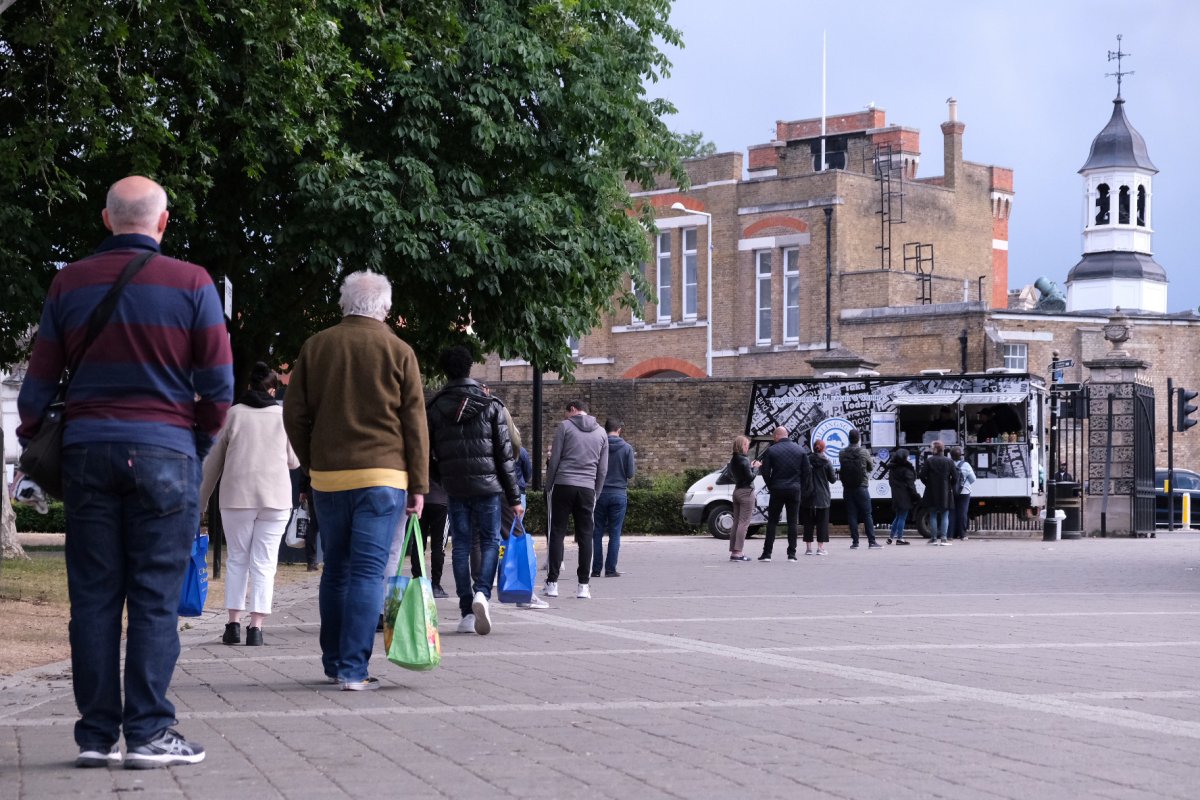 r İngiltere Başbakanı Johnson: Bekarlar evlerde buluşabilir