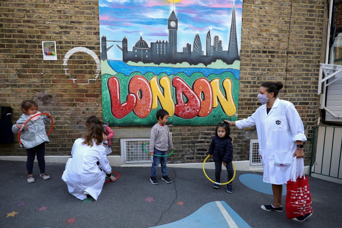 r İngiltere Başbakanı Johnson: Bekarlar evlerde buluşabilir