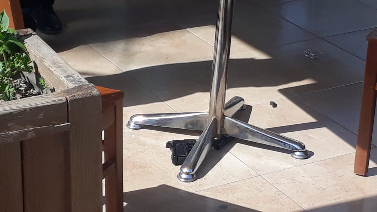 i İzmir’de kuyumcu, hırsızı derdest edip polise teslim etti