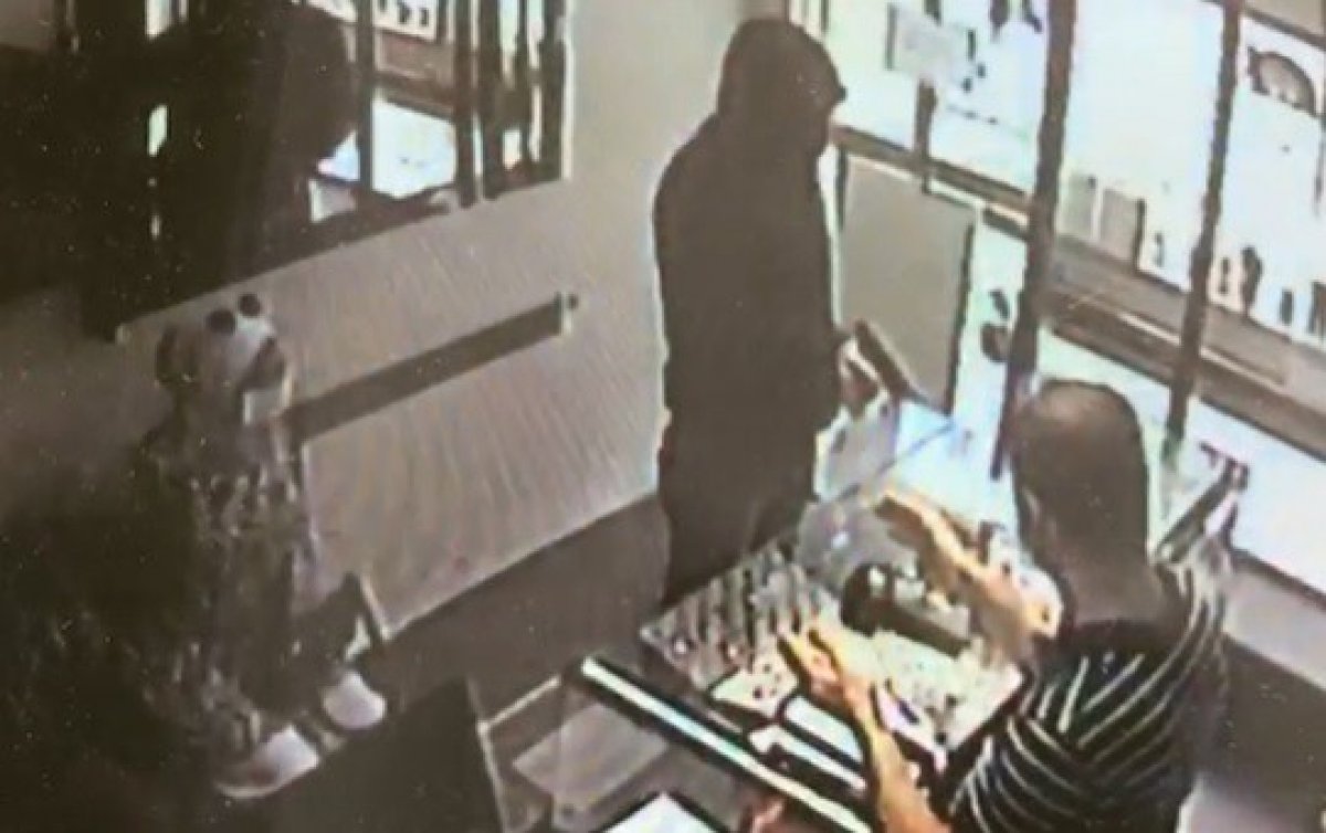 i İzmir’de kuyumcu, hırsızı derdest edip polise teslim etti