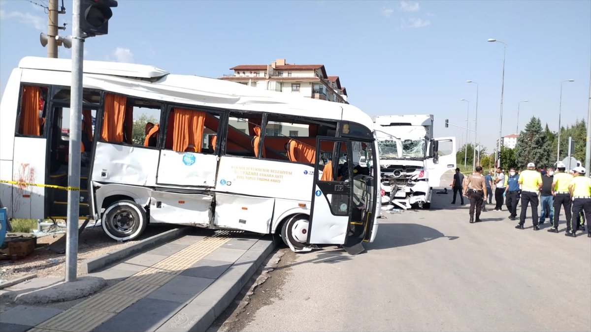 a Ankara'da tırla midibüs çarpıştı: 2 ölü 3 yaralı