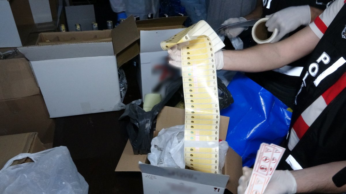 Pendik’te operasyon: 10 bin şişe sahte içki ele geçirildi