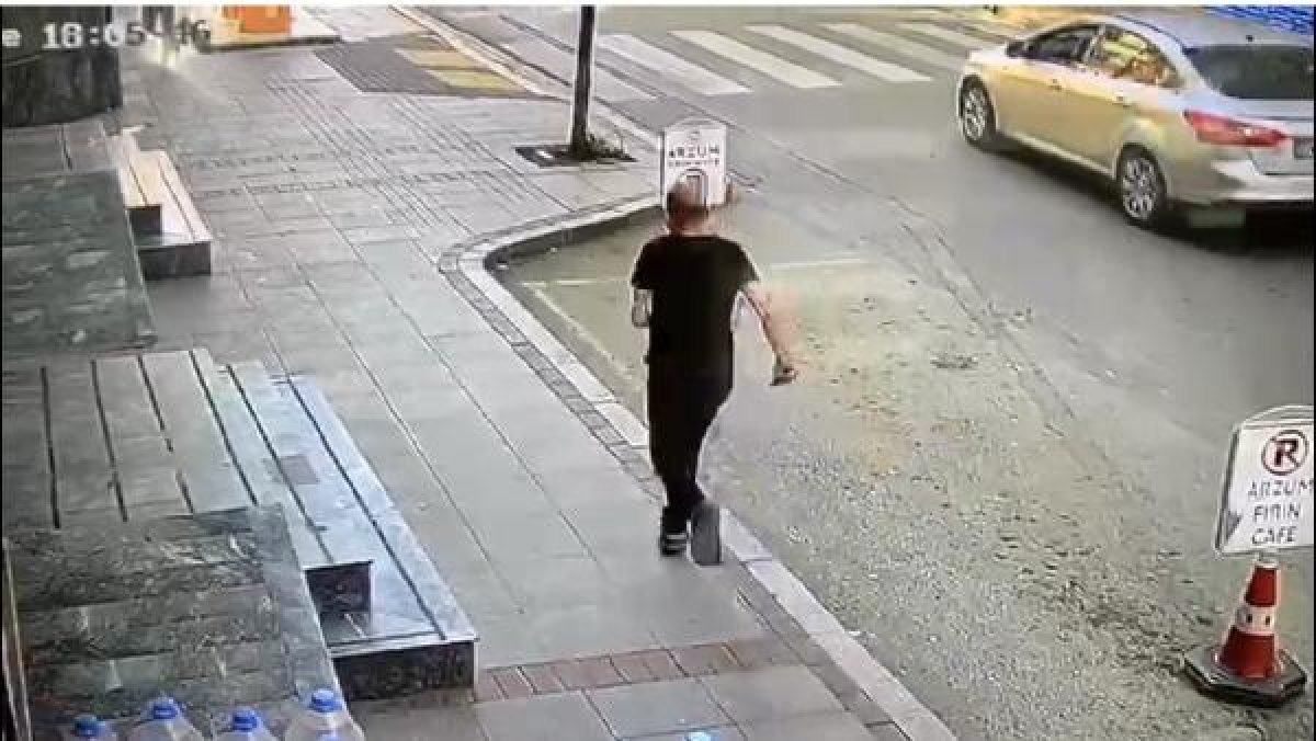 Pendik'te, cadde ortasında bıçaklı saldırı