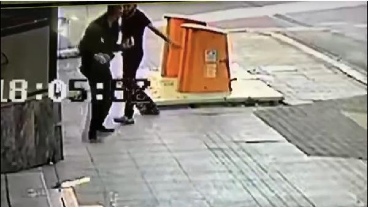 Pendik'te, cadde ortasında bıçaklı saldırı