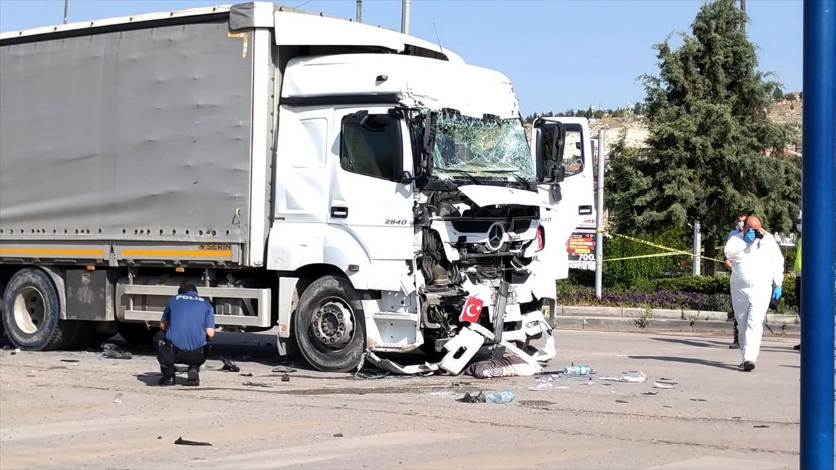 a Ankara'da tırla midibüs çarpıştı: 2 ölü 3 yaralı