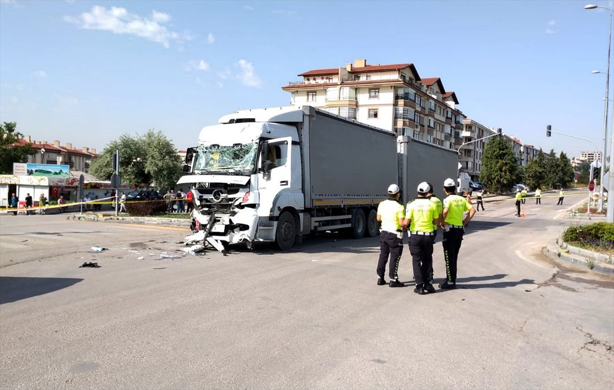 a Ankara'da tırla midibüs çarpıştı: 2 ölü 3 yaralı