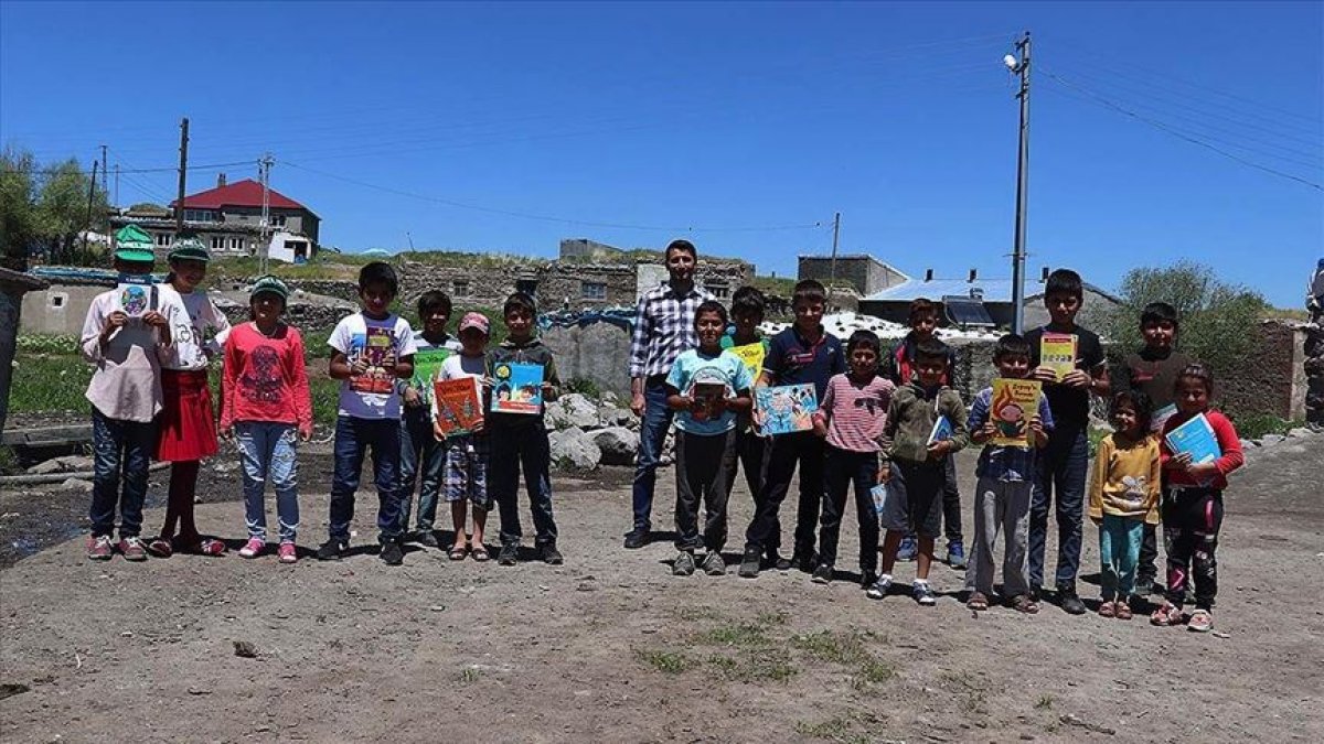 a Ağrılı köy çocuklarına 'tablet' hediyesi