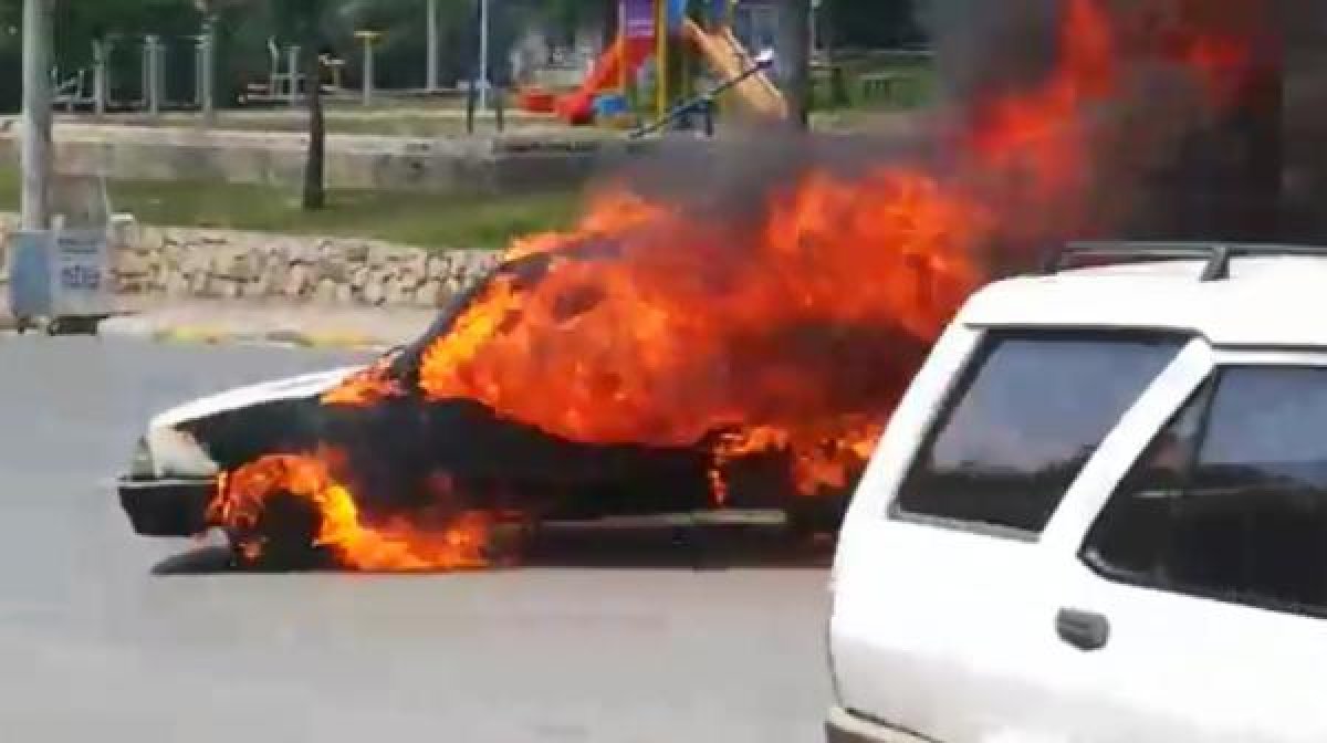 d Antalya'da, alev topuna dönen otomobil