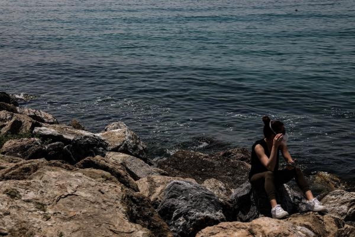 dha Caddebostan Sahili'nde denizin kıyısı pislik içinde