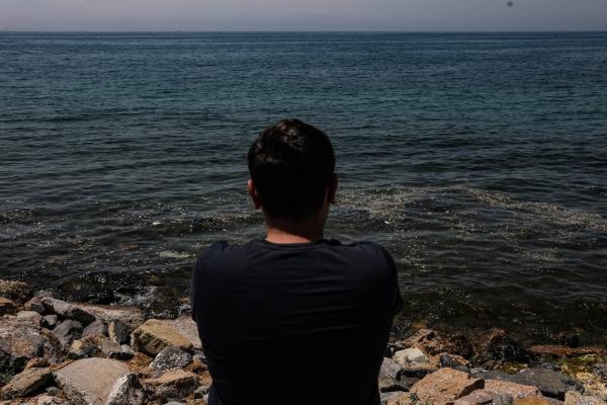 dha Caddebostan Sahili'nde denizin kıyısı pislik içinde