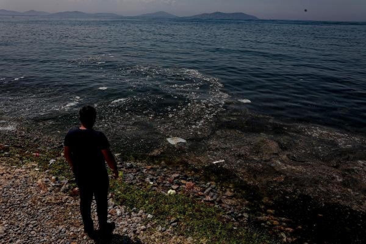 dha Caddebostan Sahili'nde denizin kıyısı pislik içinde