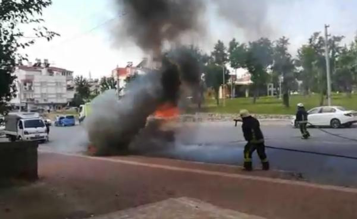 d Antalya'da, alev topuna dönen otomobil