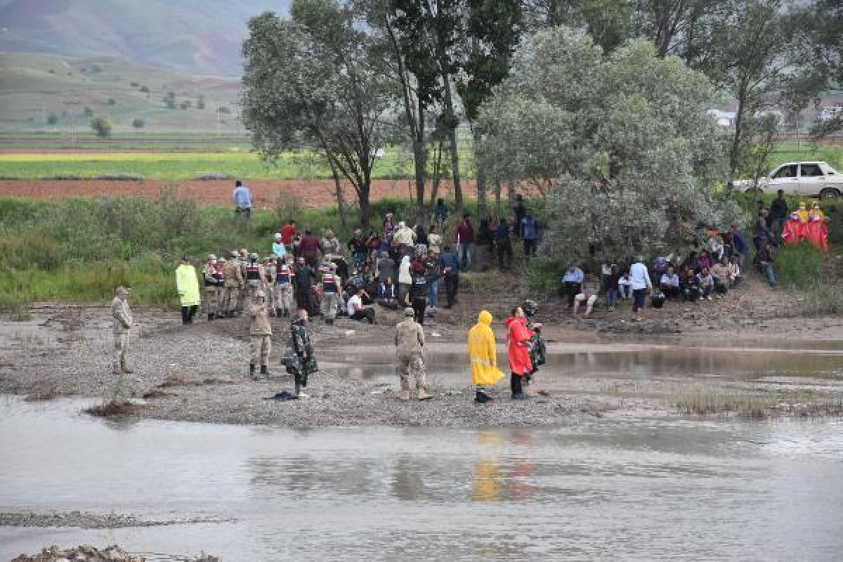 Kızılırmak'a giren 3 çocuk boğuldu