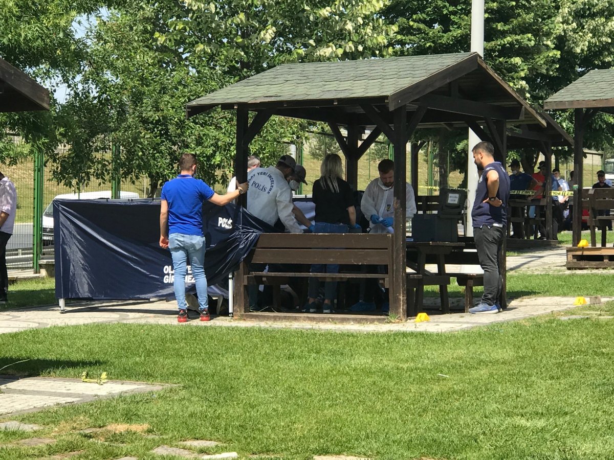 i Eşiyle sevgili olan çocukluk arkadaşını öldürdü