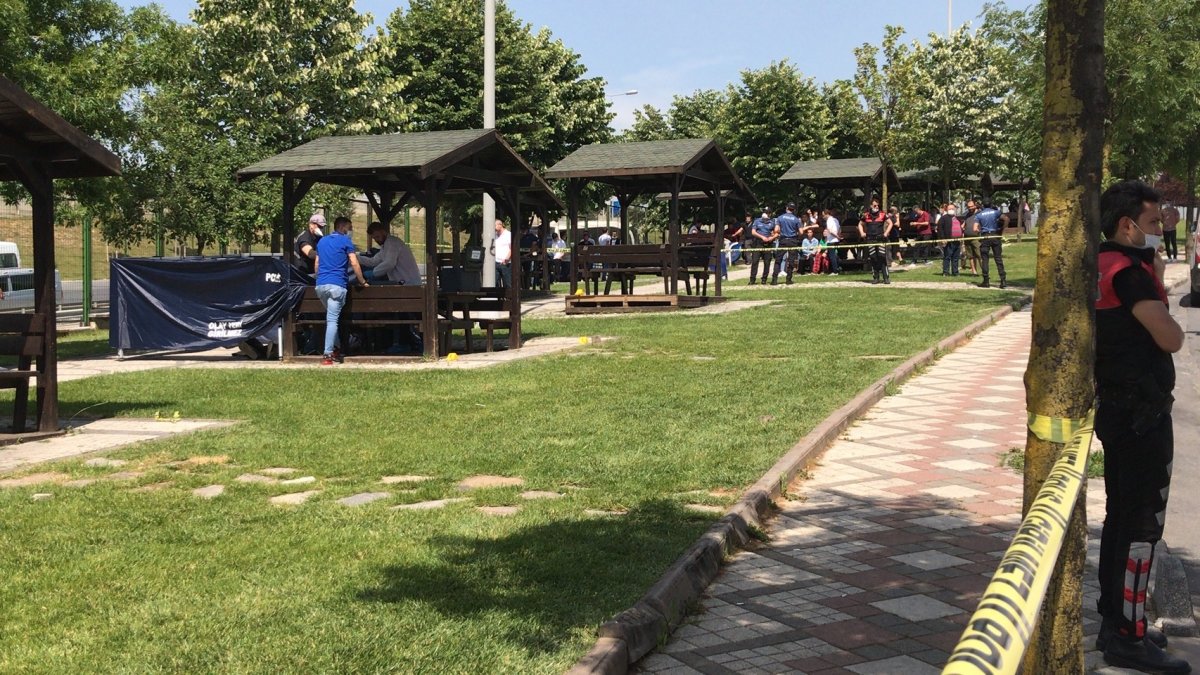 i Eşiyle sevgili olan çocukluk arkadaşını öldürdü