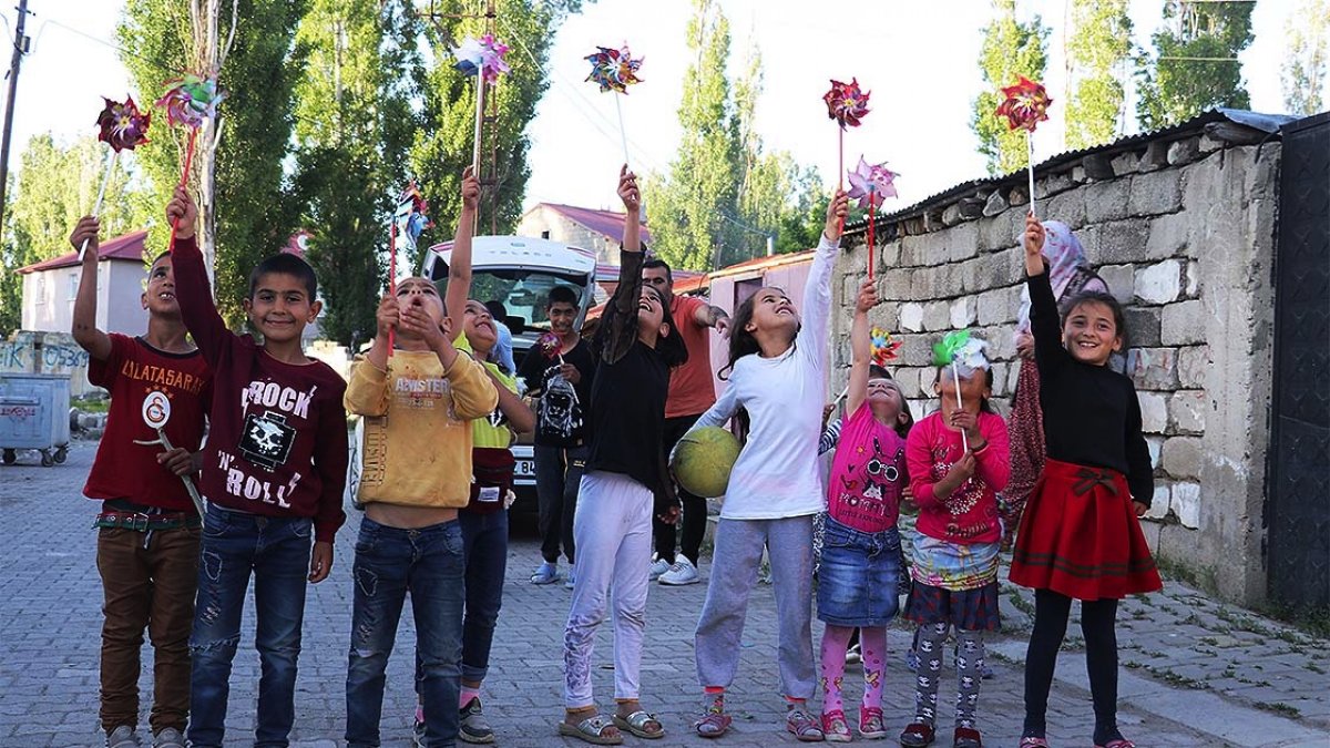 a Ağrılı köy çocuklarına 'tablet' hediyesi